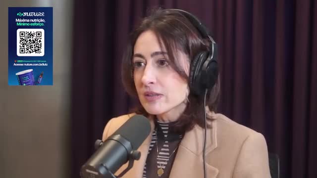 A woman with dark hair, wearing headphones and a beige blazer, speaks into a microphone. A QR code for Nuture, a Brazilian brand, is visible on the left.