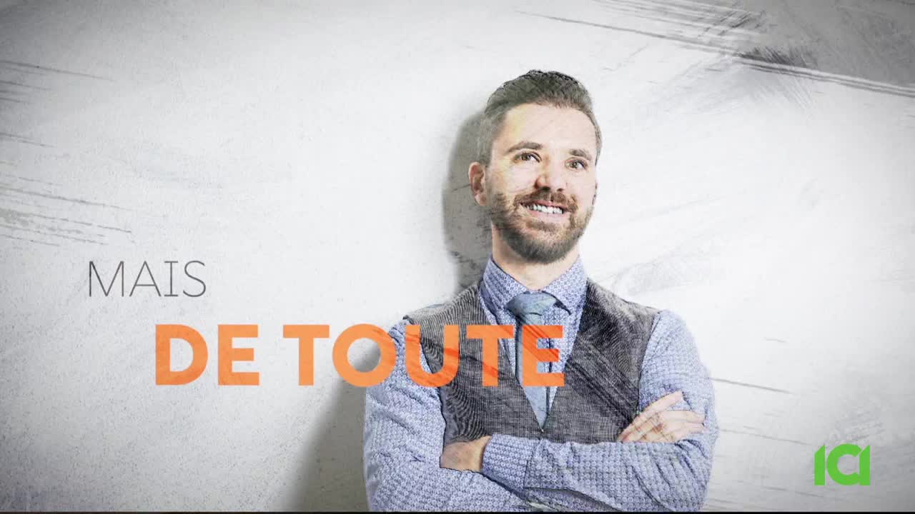 A man with a beard smiles, leaning against a textured white wall. The words "MAIS DE TOUTE" are stacked in front of him in orange and gray, with the ICI logo in the corner.
