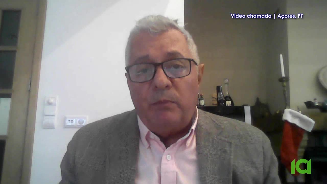 A man with graying hair and glasses is speaking directly into the camera. The video call is labeled "Video chamada | Açores, PT," and the CFHD-DT logo is visible.
