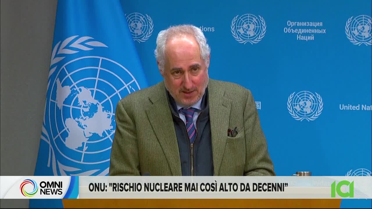 A man in a tweed jacket speaks at a podium, the UN flag behind him. A news ticker at the bottom reads "ONU: 'RISCHIO NUCLEARE MAI COSÌ ALTO DA DECENNI'."