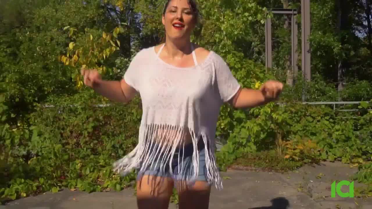 A woman in a white fringed top and denim shorts is jumping rope outdoors. The ICI logo is visible in the lower right corner.