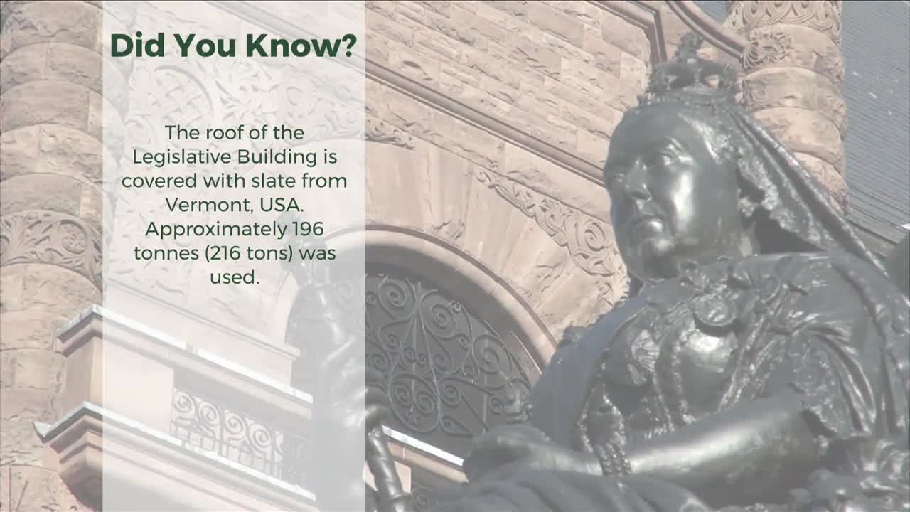 A statue of Queen Victoria stands in front of the Legislative Building in Ontario, its dark surface reflecting the sunlight. Beside the statue, a text box shares a fun fact about the building's roof.

