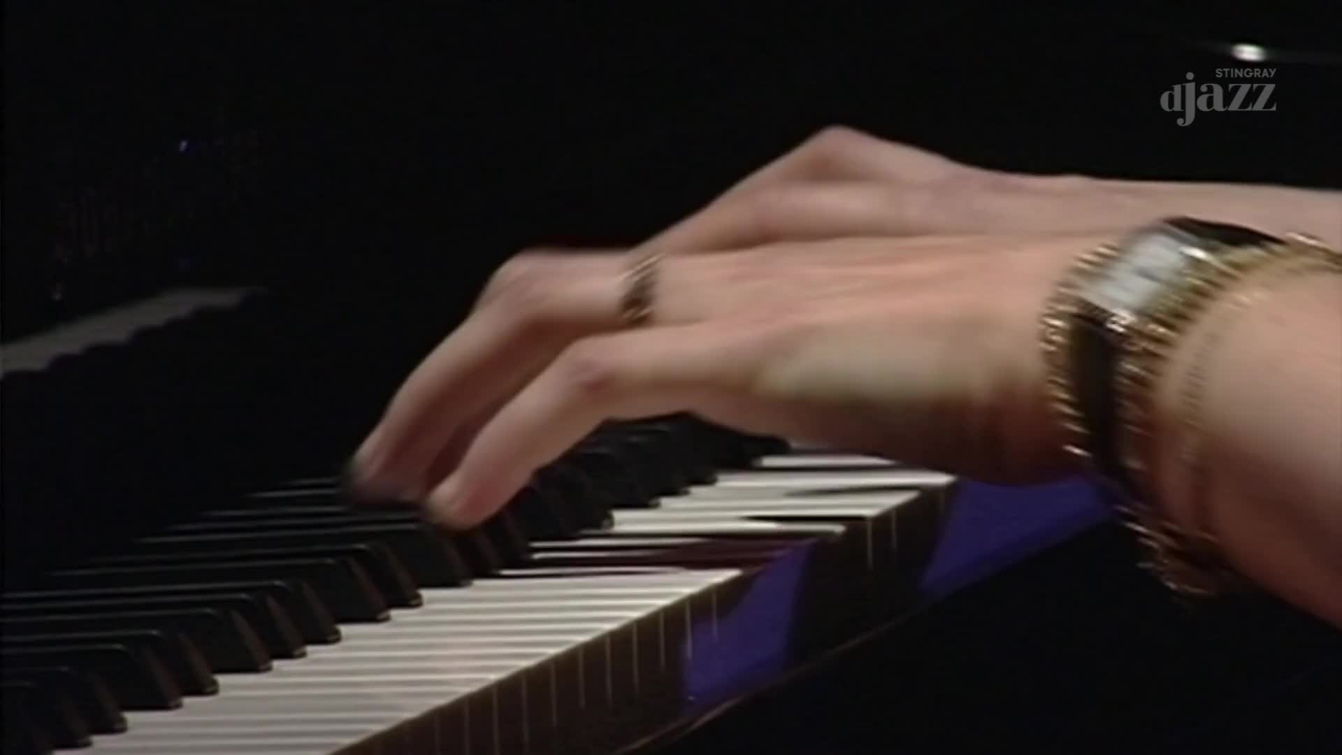 Fingers dance across the piano keys, the light catching the gold of a watch and the glint of a ring. The music, broadcast by Stingray DJAZZ from Canada, fills the space.
