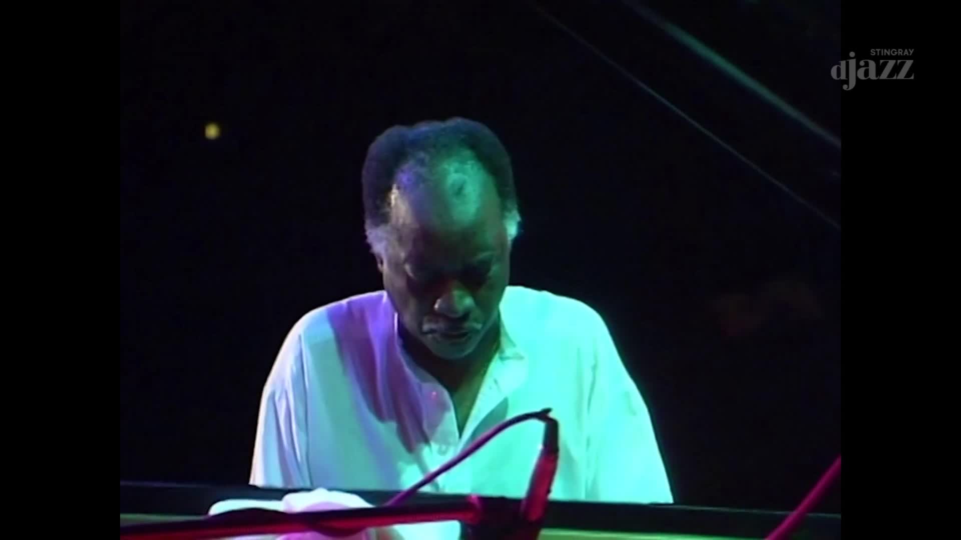 The pianist's fingers dance across the keys, illuminated by a subtle stage light.  The Stingray DJAZZ logo is visible, suggesting a broadcast from Canada.
