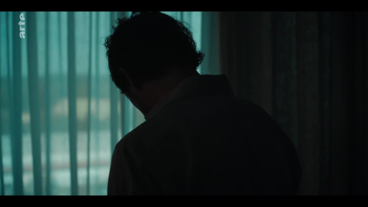 A man, seen from behind, stands in a dimly lit room, his head bowed. The arte logo is visible in the corner, hinting at a French production.
