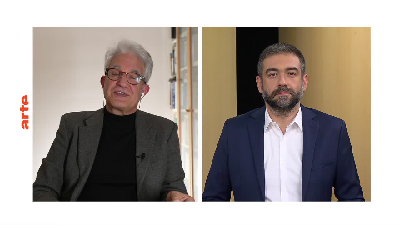 Two men appear side-by-side in a split screen, one speaking in French with a bookshelf behind him, the other looking directly forward in a studio setting. The arte logo is visible on the left.