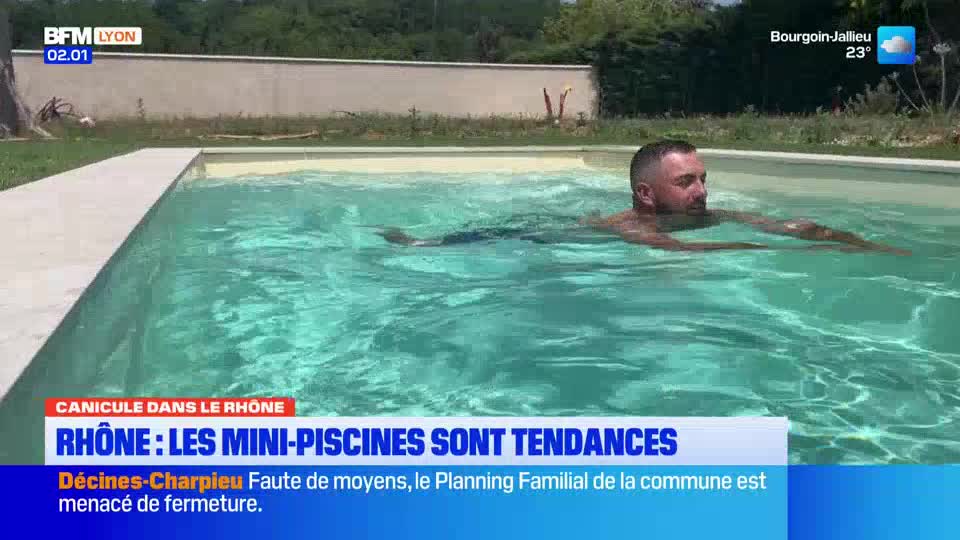 A man swims slowly in a small, rectangular pool, his arms pulling through the clear water. The BFM Lyon logo flashes in the corner, and the chyron announces a heatwave in the Rhône.
