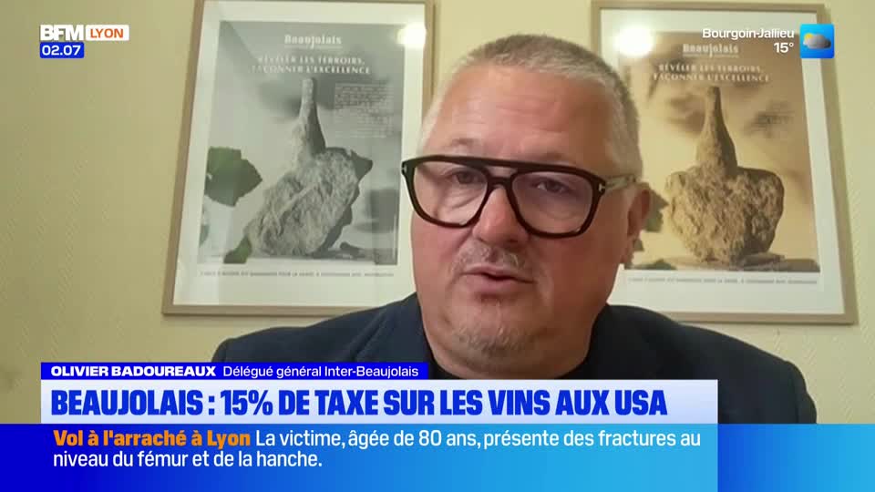 A man with glasses is speaking, his face filling the screen on BFM Lyon. Below, a scrolling headline discusses a tax on Beaujolais wines in the USA, while a separate story reports on a theft in Lyon.
