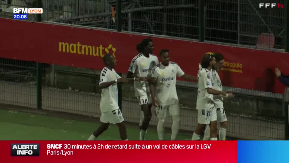 A group of players in white jerseys celebrate, some with arms raised, near a red banner. The BFM Lyon logo is visible in the corner, and a text banner below reports SNCF delays.

