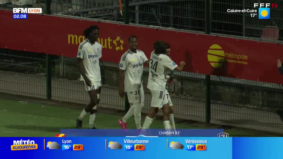 Three players in white jerseys celebrate a goal, one with his fist in the air. A red banner with the "métropole" logo provides a backdrop to the scene, as reported by BFM Lyon.
