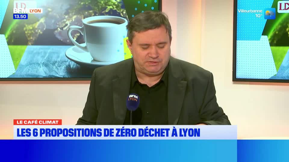 A man in a dark jacket sits at a desk, a microphone with the BFM Lyon logo in front of him. Behind him, a screen displays a steaming cup of coffee and a graphic with the text "LES 6 PROPOSITIONS DE ZÉRO DÉCHET À LYON." A man in a dark jacket sits at a desk, a microphone with the BFM Lyon logo in front of him. Behind him, a screen displays a steaming cup of coffee and a graphic with the text "LES 6 PROPOSITIONS DE ZÉRO DÉCHET À LYON."