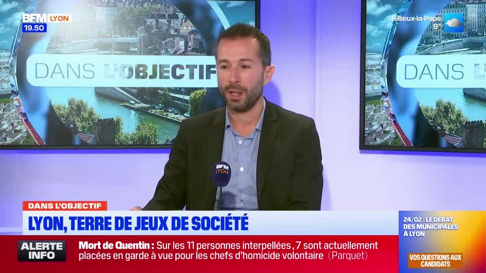 A man in a suit jacket speaks into a microphone on a BFM Lyon broadcast. Behind him, a screen displays a cityscape with the words "DANS L'OBJECTIF." A man in a suit jacket speaks into a microphone on a BFM Lyon broadcast. Behind him, a screen displays a cityscape with the words "DANS L'OBJECTIF."