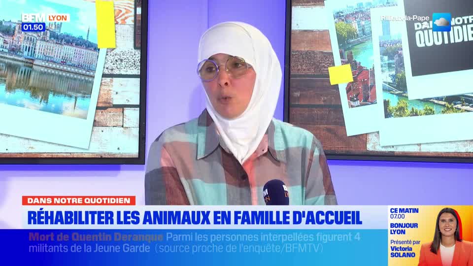 A woman in a headscarf speaks into a microphone on a BFM Lyon broadcast. Behind her, screens display images of Lyon and news headlines. A woman in a headscarf speaks into a microphone on a BFM Lyon broadcast. Behind her, screens display images of Lyon and news headlines.