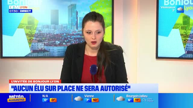 A woman in a red top and black blazer speaks into a microphone, her dark hair pulled back. Behind her, a screen displays the BFM Lyon logo and a cityscape. A woman in a red top and black blazer speaks into a microphone, her dark hair pulled back. Behind her, a screen displays the BFM Lyon logo and a cityscape.