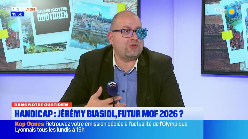 A man with an eye patch speaks into a microphone on a BFM Lyon set. Behind him, photos of Lyon are displayed. A man with an eye patch speaks into a microphone on a BFM Lyon set. Behind him, photos of Lyon are displayed.