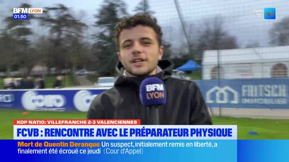 A young reporter stands on a grassy field, holding a microphone with the BFM Lyon logo. Behind him, a blue banner with white lettering stretches across the background.