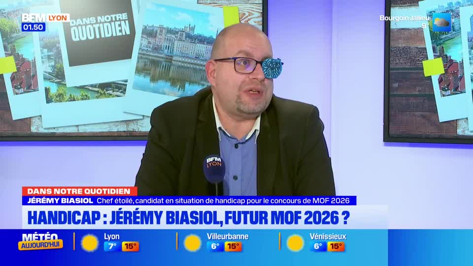 A man with glasses and a blue eye patch speaks on BFM Lyon. Behind him, framed photos of Lyon buildings and waterways are displayed.