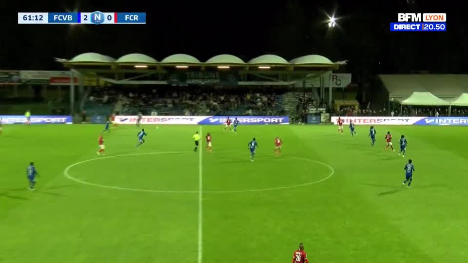 Players in blue jerseys are advancing down the pitch, pushing towards the goal. A lone player in red sprints to keep pace with them. The scoreboard shows FCVB leading 2-0.