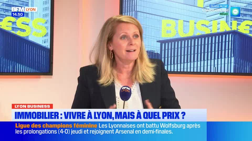 A woman with blonde hair, wearing a dark blazer over a white top, speaks animatedly with her hands. Behind her, a screen displays "BFM Lyon" and graphics related to business. A woman with blonde hair, wearing a dark blazer over a white top, speaks animatedly with her hands. Behind her, a screen displays "BFM Lyon" and graphics related to business.