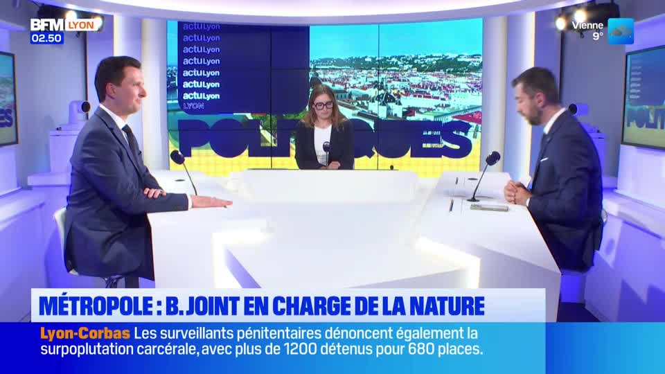A man in a suit sits at a desk, facing left, while another man in a suit stands at a similar desk, facing right. A woman in a blazer stands behind a large white desk in the center, looking down. The BFM Lyon logo is visible in the upper left corner.