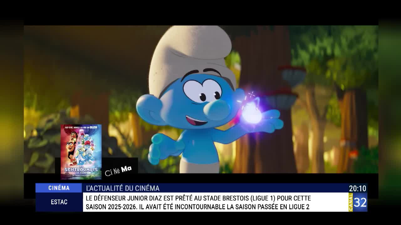 The Smurf, animated, holds a glowing blue orb in his hand. A news ticker on Canal 32 in France reports on a soccer player's loan.
