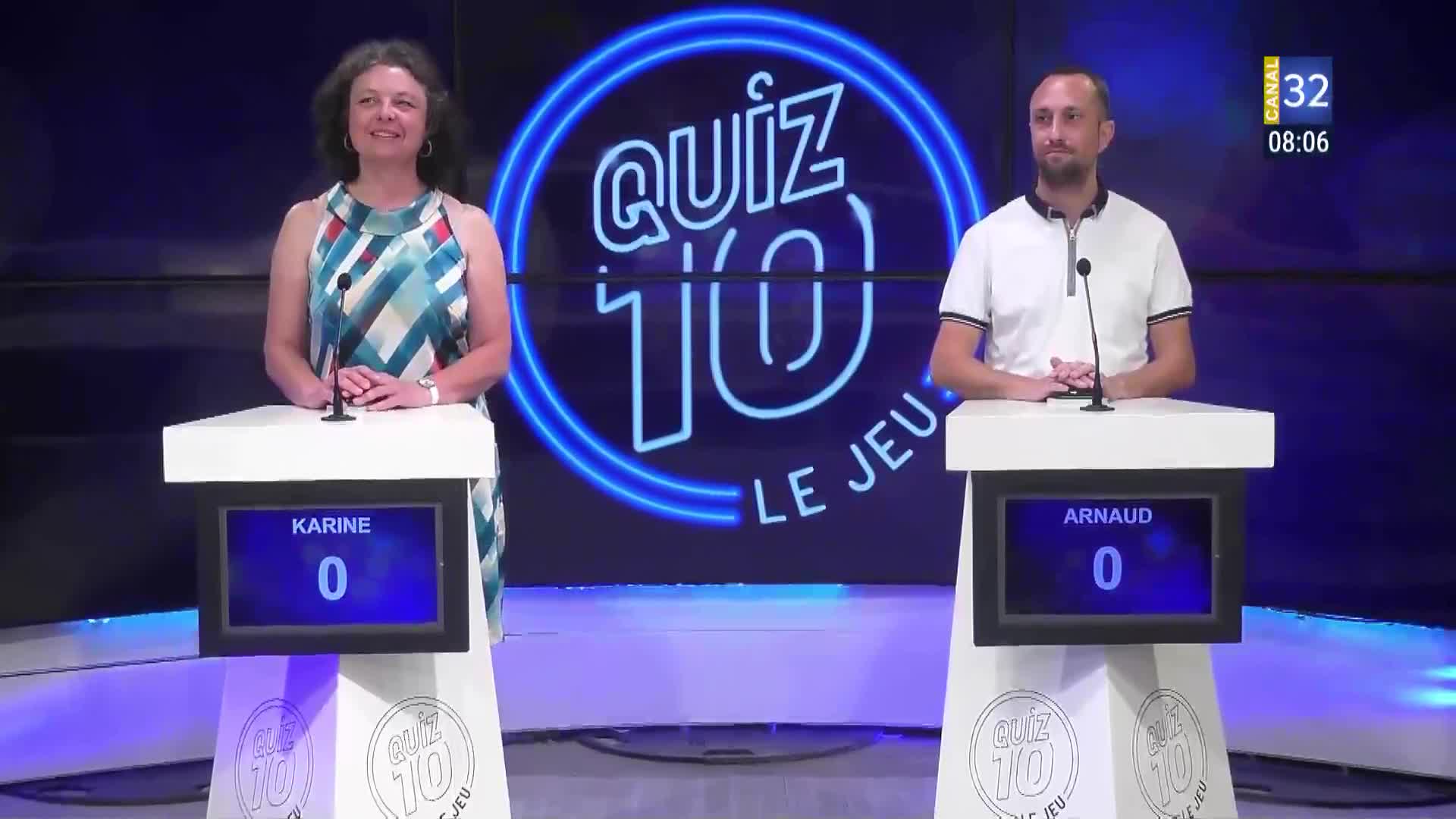 On Canal 32 in France, two contestants, Karine and Arnaud, stand at podiums, waiting for the quiz show *Quiz 10* to begin. The scoreboards show zero points for both players.
