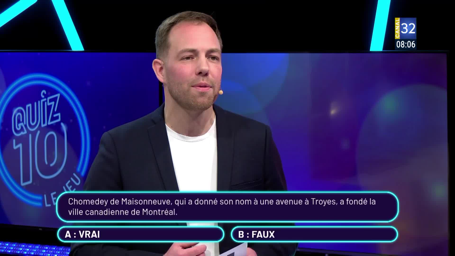 The host on Canal 32 in France is poised, likely about to reveal the answer to the "Quiz 10" question. The text on the screen poses a question about Montreal's founding, with "VRAI" and "FAUX" as the options.
