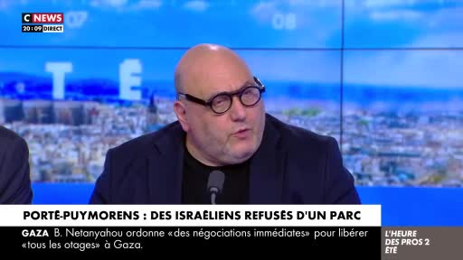 A man in glasses speaks into a microphone on a CNews set. The lower third of the screen displays a headline about Israelis being refused entry to a park.
