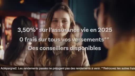 A woman with light brown hair smiles as she stands in a dimly lit room, possibly a bar. Text overlays her, detailing financial information in French, including "3,50% sur l'assurance vie en 2025."