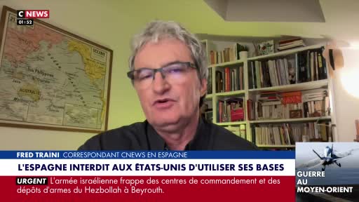 A man with gray hair and glasses speaks directly to the camera. Behind him, a map of the Pacific hangs on the wall, and bookshelves overflow with volumes. A CNews graphic at the bottom of the screen displays headlines about Spain, the United States, and the Middle East.