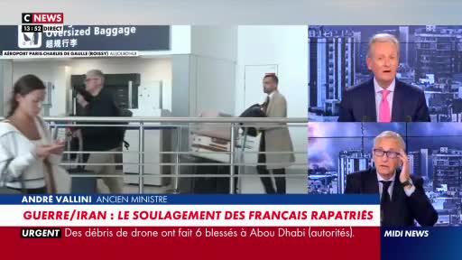 People are milling about at an airport baggage claim, a man in a tan coat is pushing a cart laden with luggage. On screen, CNews anchors discuss the relief of French citizens repatriated from Iran.