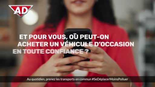 A woman in a red blazer holds a smartphone, its screen displaying text in French. Below, a message encourages public transport use with a hashtag. A woman in a red blazer holds a smartphone, its screen displaying text in French. Below, a message encourages public transport use with a hashtag.