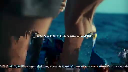 A person's legs, clad in blue, move through water. Text overlays the scene, reading "ON NE FAIT RIEN DE GRAND." A person's legs, clad in blue, move through water. Text overlays the scene, reading "ON NE FAIT RIEN DE GRAND."