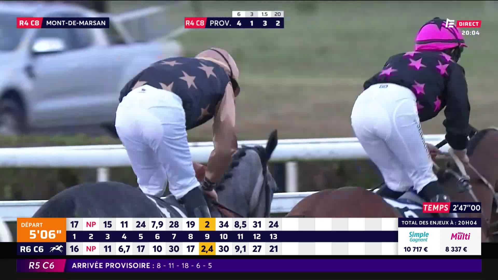 Two jockeys, one in navy with gold stars and the other in black with pink stars, lean low over their horses. The horses are side-by-side, nearing the finish line at Mont-de-Marsan, broadcast live on Equidia.
