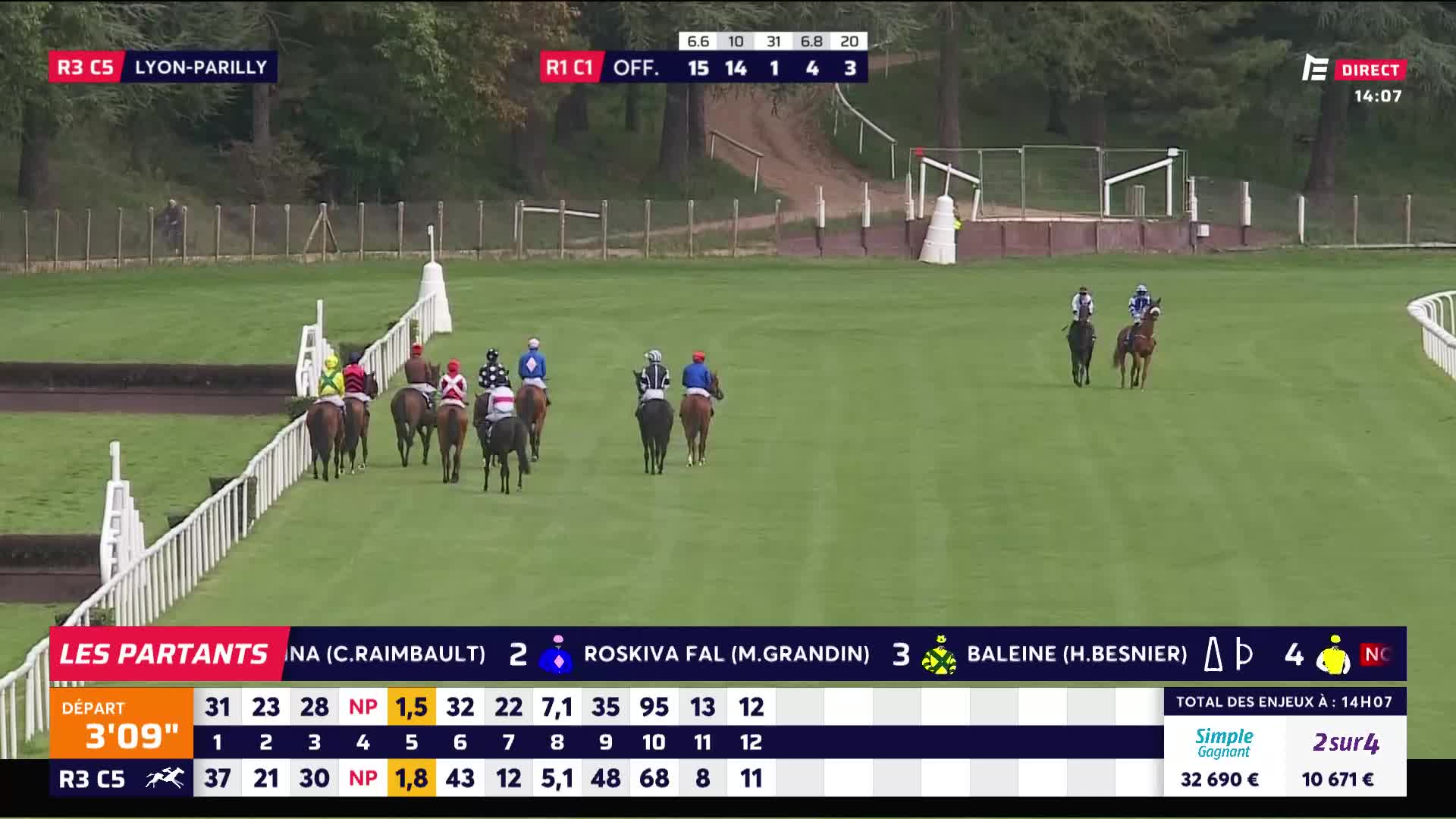 The horses, each with a jockey atop, are moving away from the starting point, heading towards the right side of the course. On the Equidia broadcast from Lyon-Parilly, the race is underway with the clock ticking.
