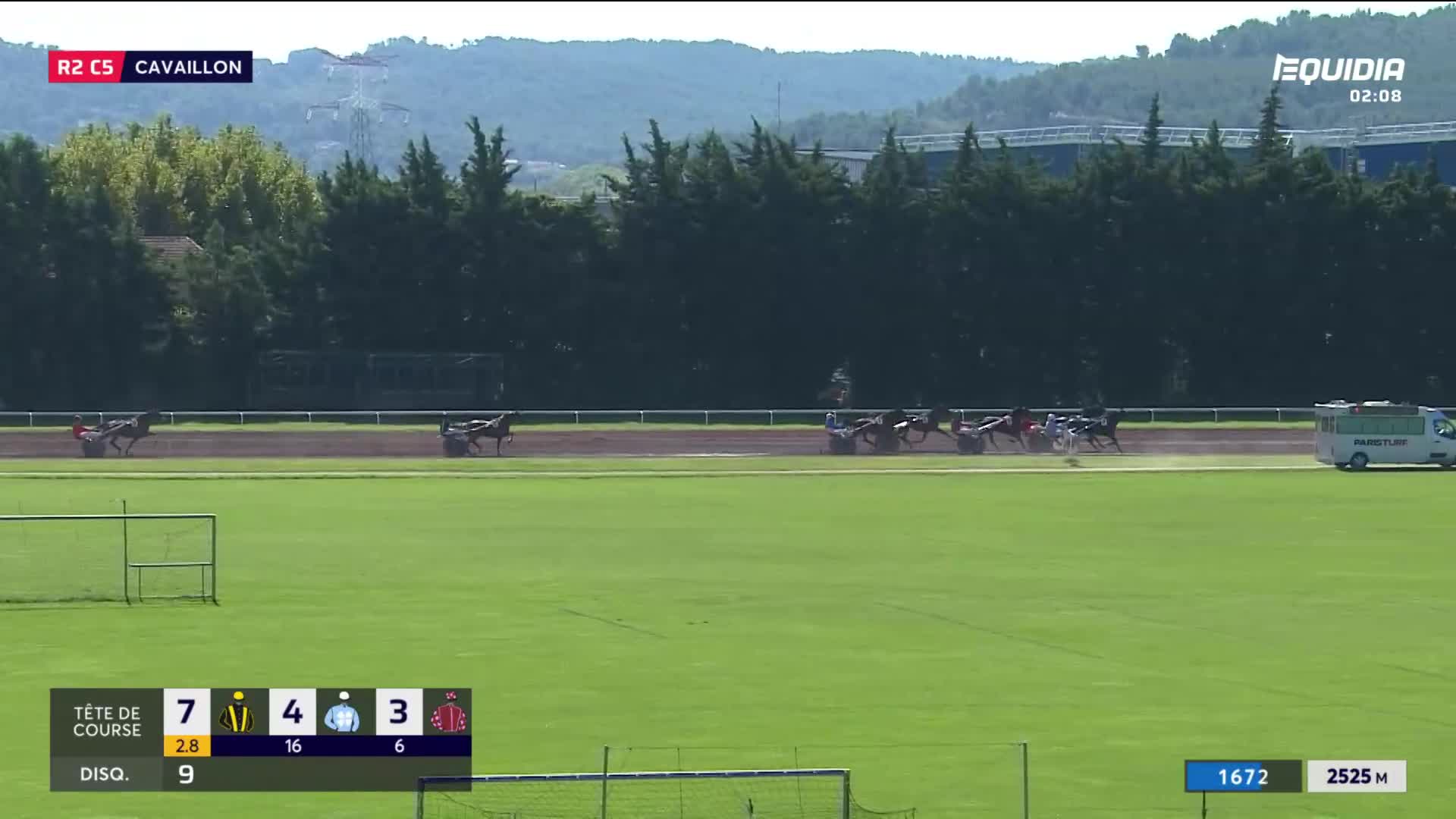 Harnesses are pulling sulkies around the track at Cavaillon, the horses kicking up dust as they run. The Equidia broadcast shows the leaders, with number 7 in the lead.
