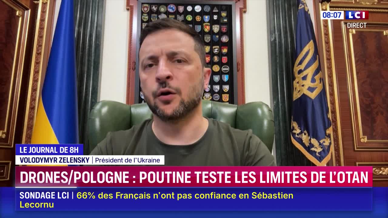 Volodymyr Zelensky, the President of Ukraine, is speaking directly to the camera, framed by the Ukrainian flag and a backdrop of a wooden wall. The LCI logo is visible in the top right corner, and the news ticker at the bottom discusses Putin and NATO.
