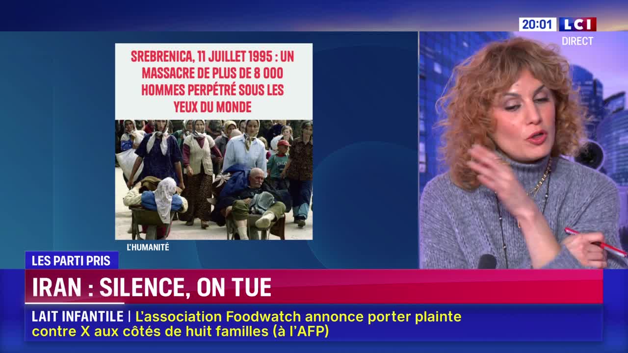 A woman with curly red hair speaks animatedly on LCI, gesturing with her right hand. Beside her, a photograph depicts a crowd of people, some carrying bundles, moving forward.