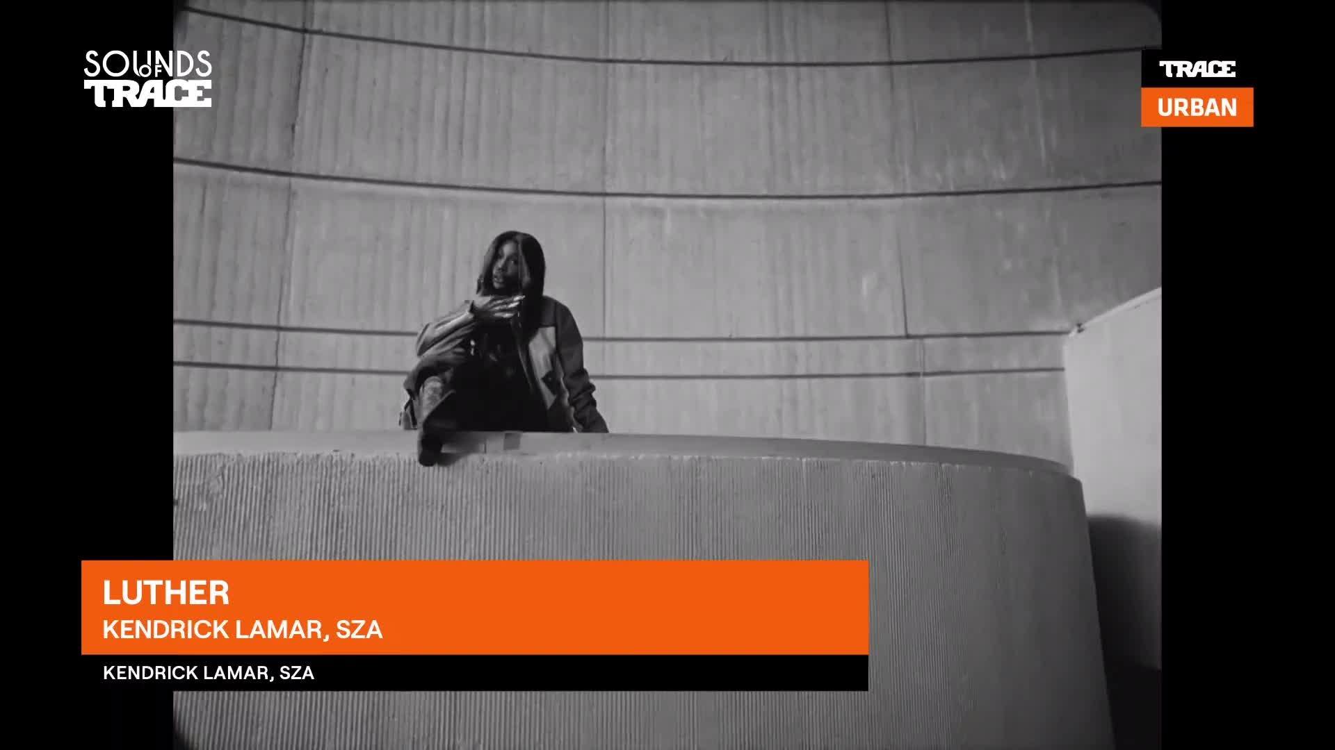 Kendrick Lamar sits on a curved ledge, his posture thoughtful. The Trace Urban logo appears in the corner, a familiar sight for fans of French hip-hop.