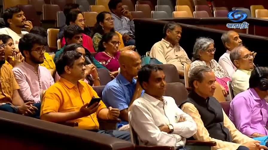 The audience sits in rows, attentive, with some people holding phones. The DD Sahyadri logo is visible in the corner.

