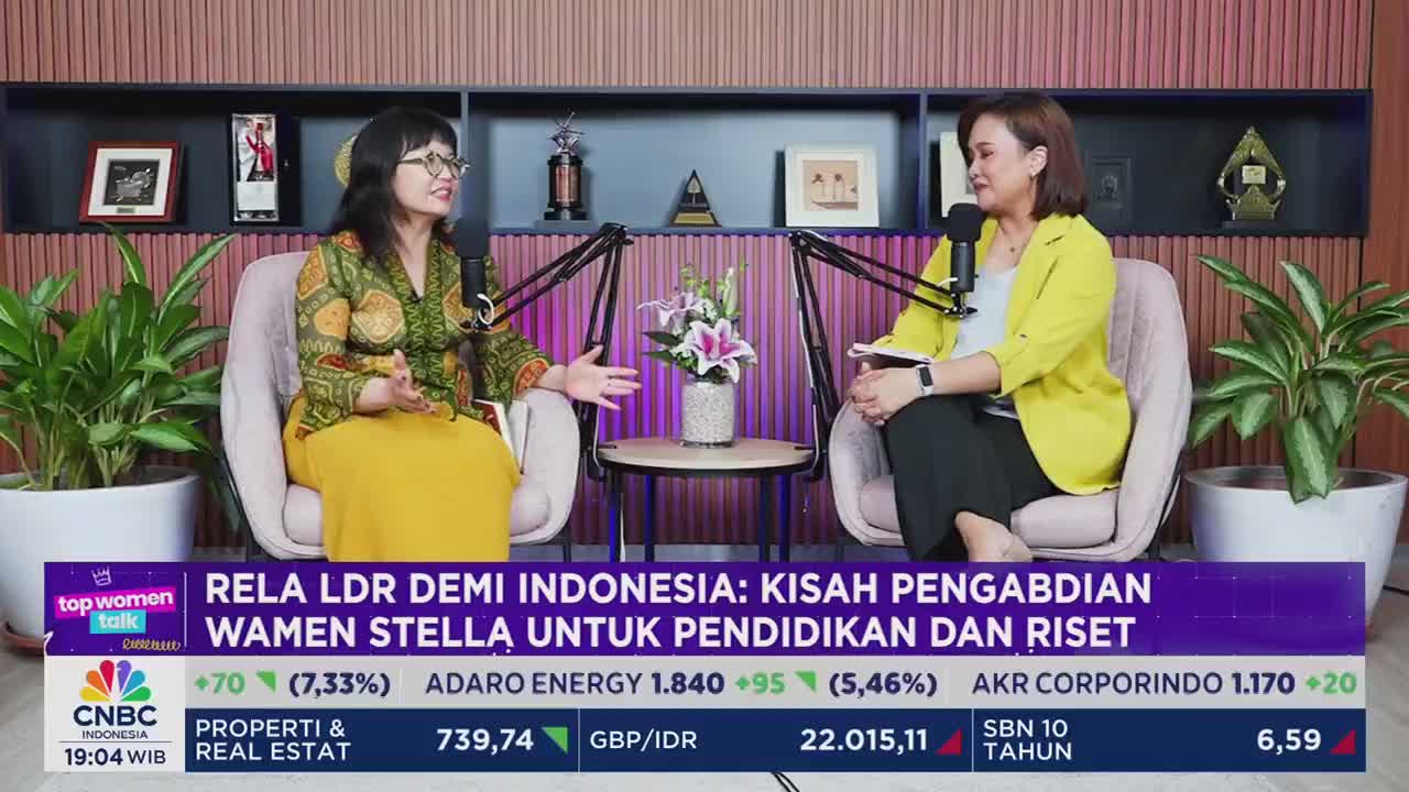 Two women are seated across from each other, each with a microphone, engaged in a conversation for CNBC Indonesia. The lower third of the screen displays financial data and the program's title, "Top Women Talk."
