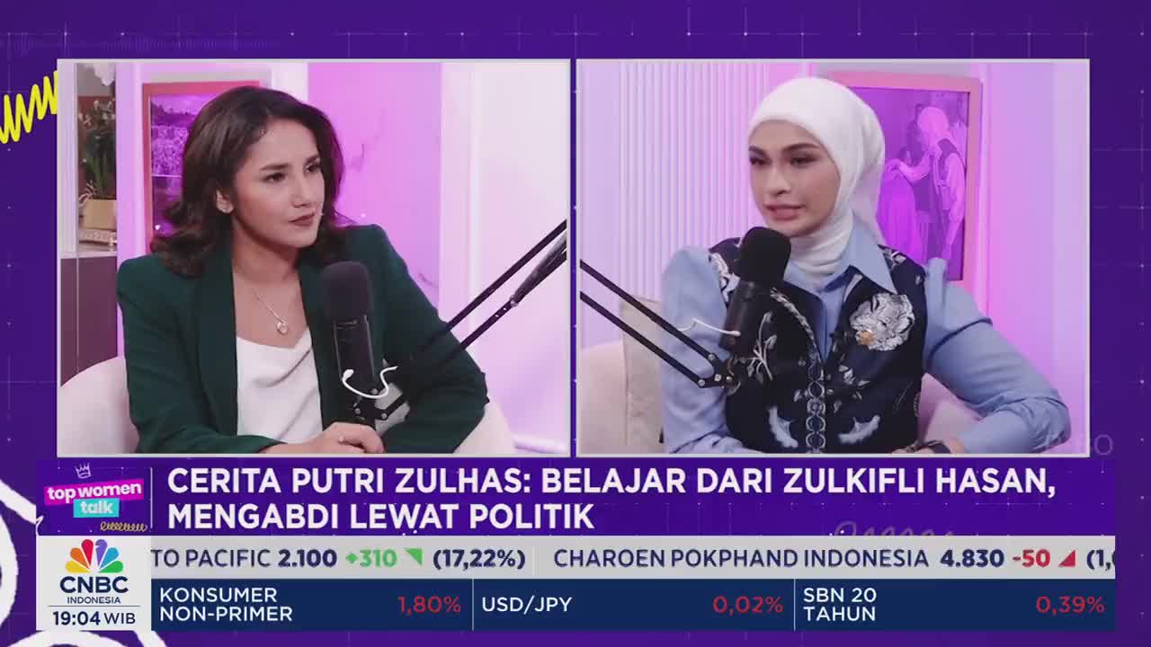 Two women are seated at a table, each with a microphone in front of them, engaged in a conversation for CNBC Indonesia. The screen displays the title "CERITA PUTRI ZULHAS: BELAJAR DARI ZULKIFLI HASAN, MENGABDI LEWAT POLITIK."
