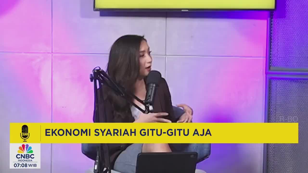 A woman with long dark hair speaks into a microphone, her expression animated. The CNBC Indonesia logo is visible, along with a caption about Islamic economics.
