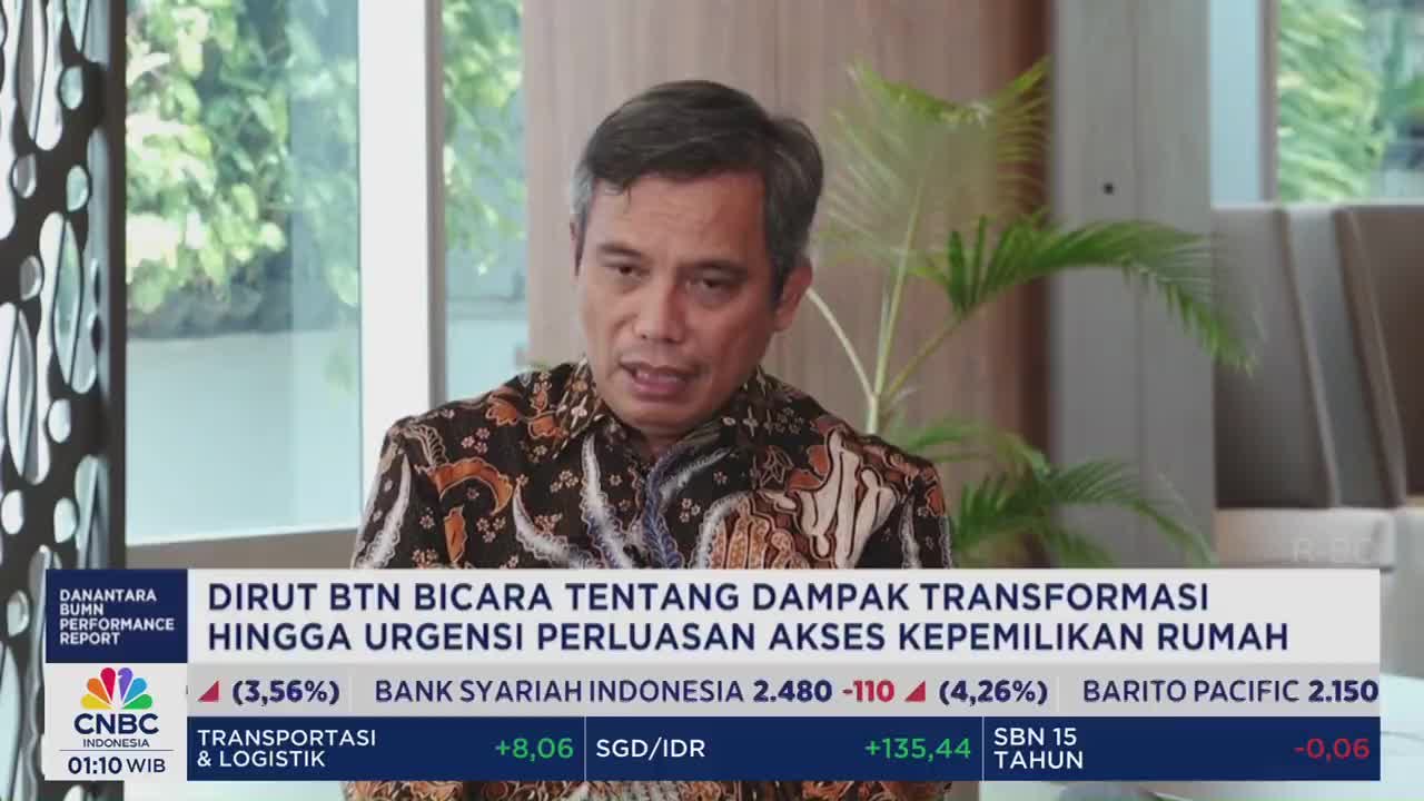 A man in a patterned shirt speaks directly to the camera on CNBC Indonesia. The lower third of the screen displays financial information and the "Danantara BUMN Performance Report" logo.
