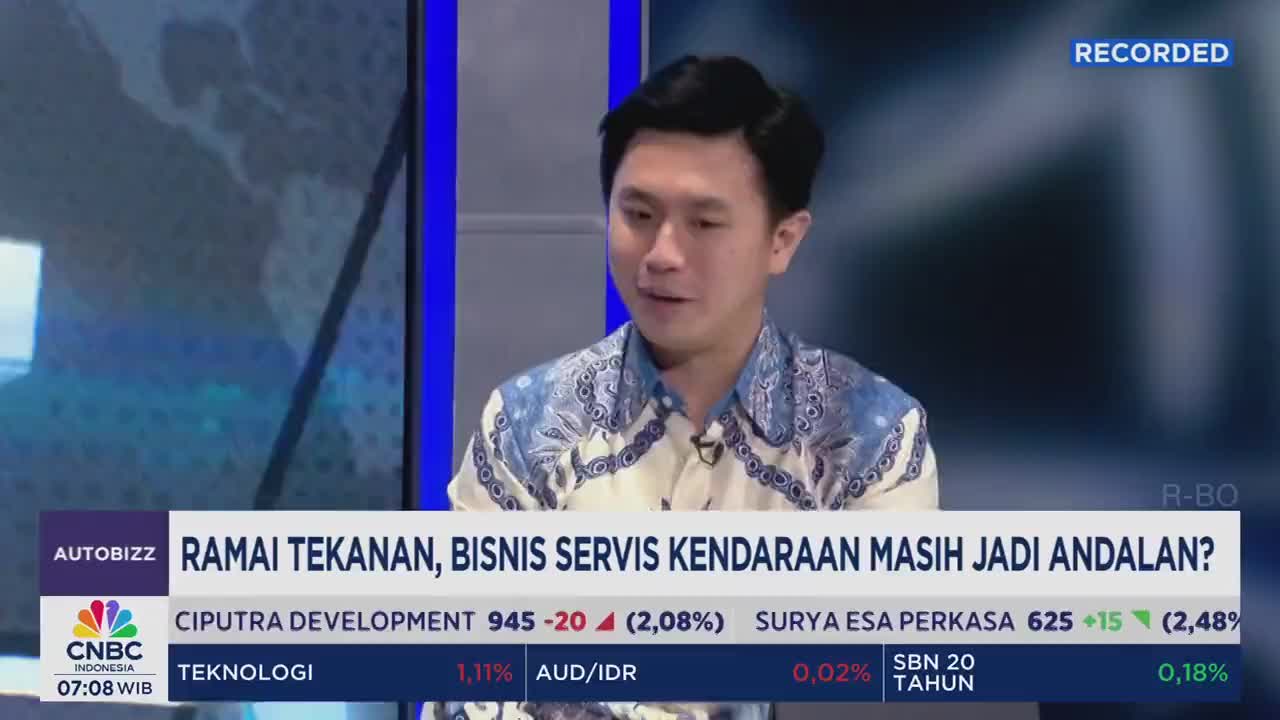 A man in a patterned shirt is speaking on CNBC Indonesia, the "recorded" banner visible in the corner. Below, stock market data scrolls across the screen.
