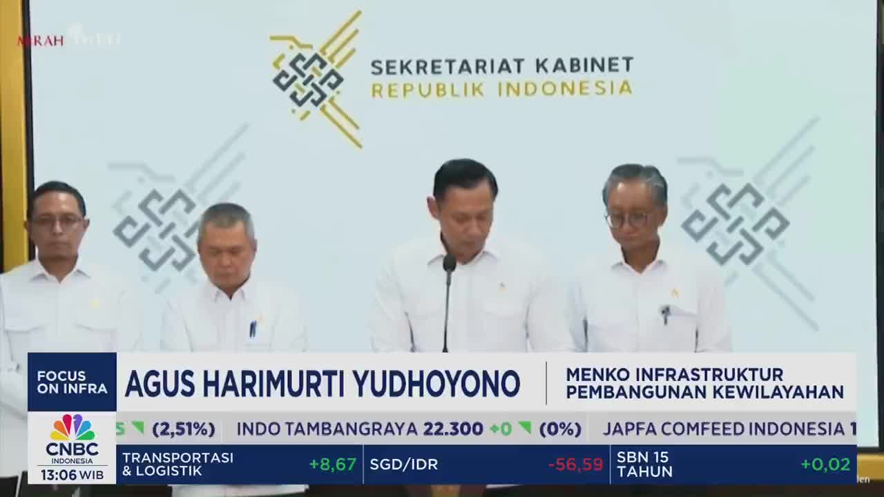 A man in a white shirt speaks into a microphone, flanked by three other men, all in similar attire. The CNBC Indonesia logo is visible at the bottom, indicating a live broadcast.

