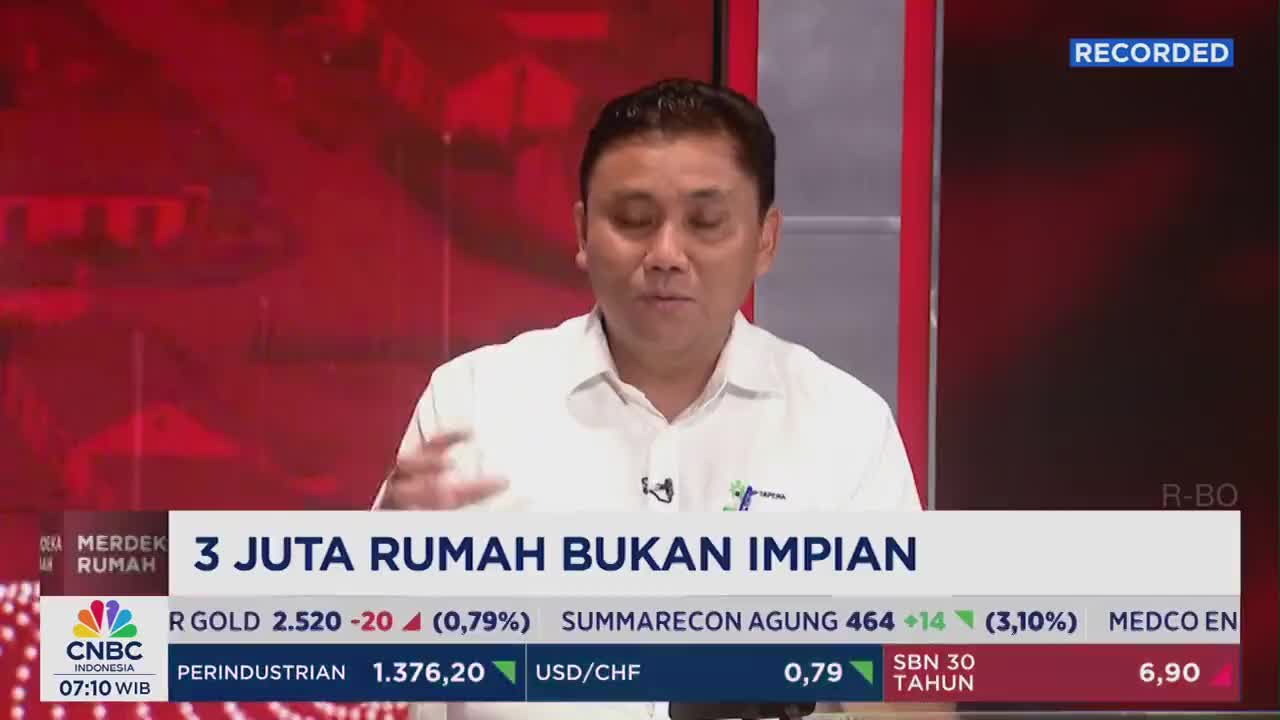A man in a white shirt gestures with his hands while speaking on CNBC Indonesia. The words "3 JUTA RUMAH BUKAN IMPIAN" are displayed below him.
