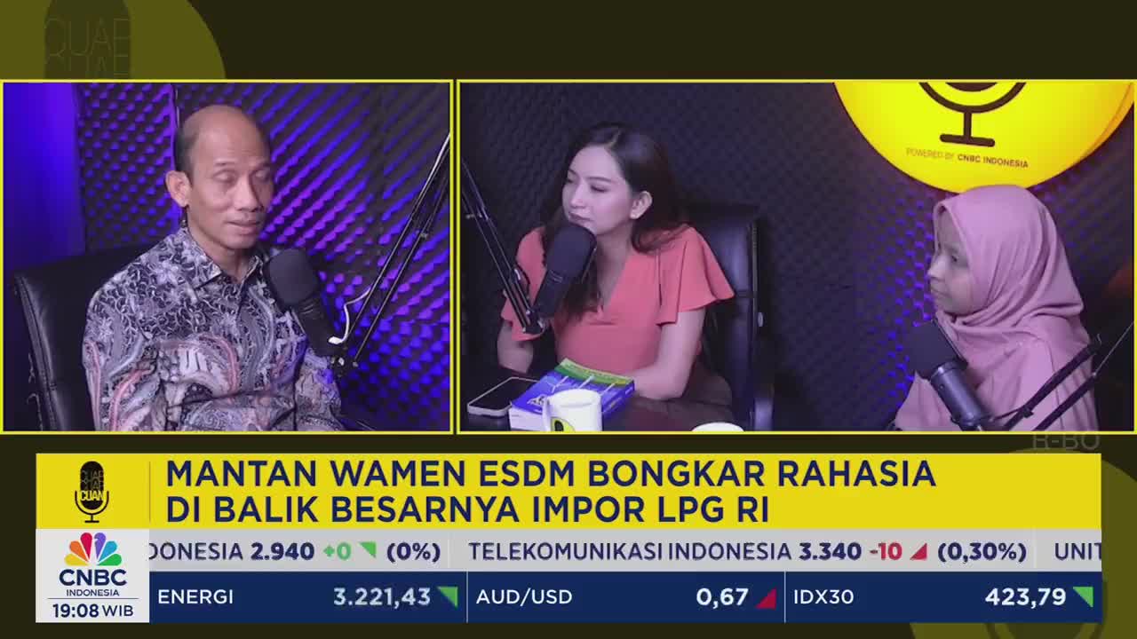 A panel of three people sits at a table, each with a microphone, discussing something on CNBC Indonesia. The chyron at the bottom of the screen highlights a story about the import of LPG in Indonesia.

