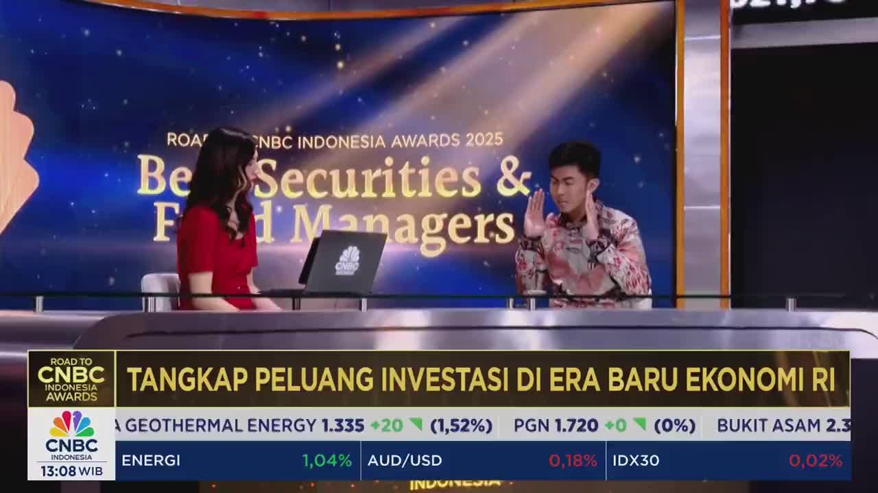 The man in the patterned shirt gestures with his hands, palms facing toward the camera, as if he's about to speak. A CNBC Indonesia graphic sits below, highlighting investment opportunities.
