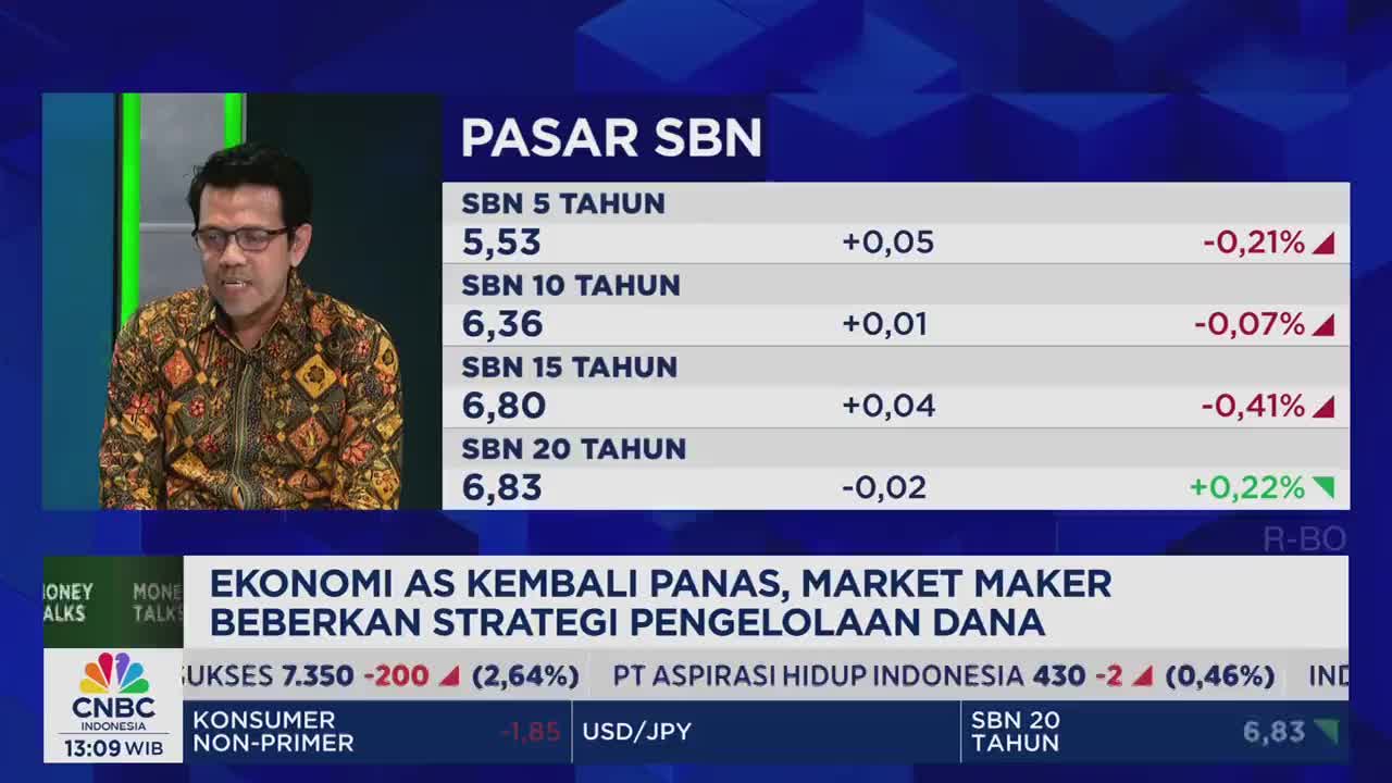 A man in a patterned shirt speaks on the CNBC Indonesia set, with financial data displayed behind him. The screen shows Indonesian bond market information, with numbers and percentages changing.
